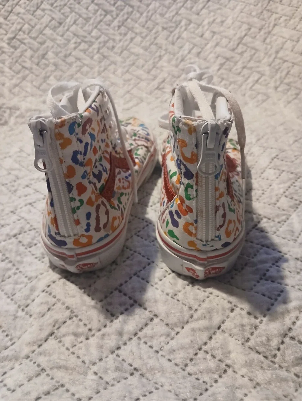 Vans Big Girls High-Top Sneakers in Multicolor Leopard Print. Size 3.5